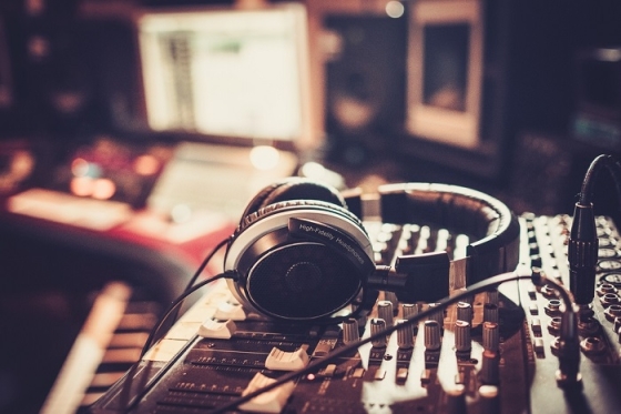 /media/6844/radio_shutterstock