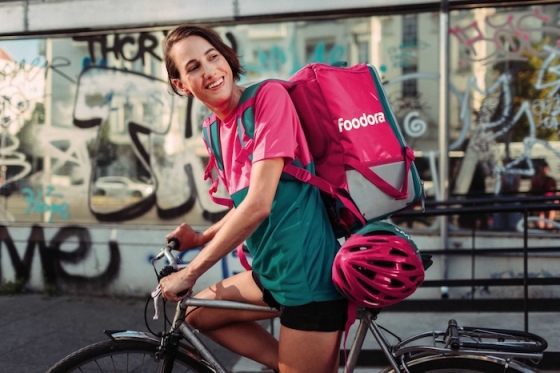 /media/fbmjxv3h/kurýrka-foodora-zdroj-foodora