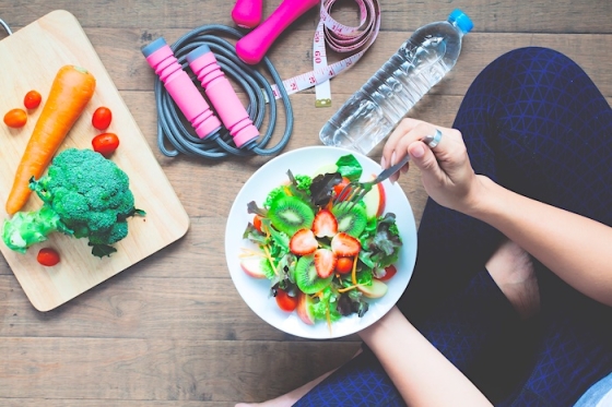 /media/zchpeudv/freepik_woman-eating-healthy