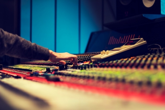 /media/rawlncju/tv-a-radio_studio_unsplash