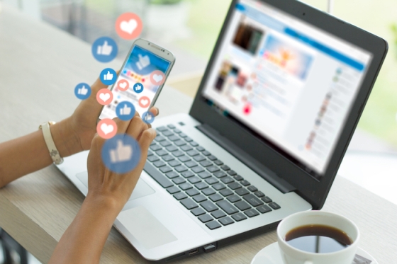 /media/19574/socialcommerce_shutterstock