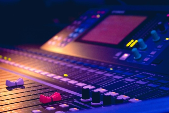 /media/4zuhyi3h/tv-studio_unsplash