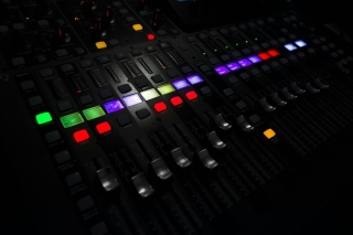 /media/3ssbd5jw/studio_tv_vod_ai_unsplash