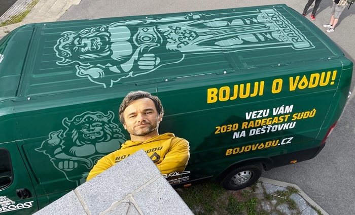 /media/py4fa4at/rad_voda_polep-vozu_5