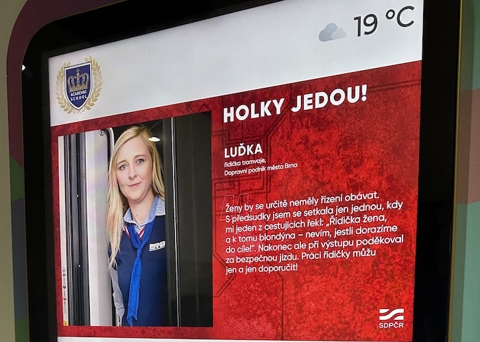 /media/4snh1415/slider_sdp-holky-jedou-ve-školách