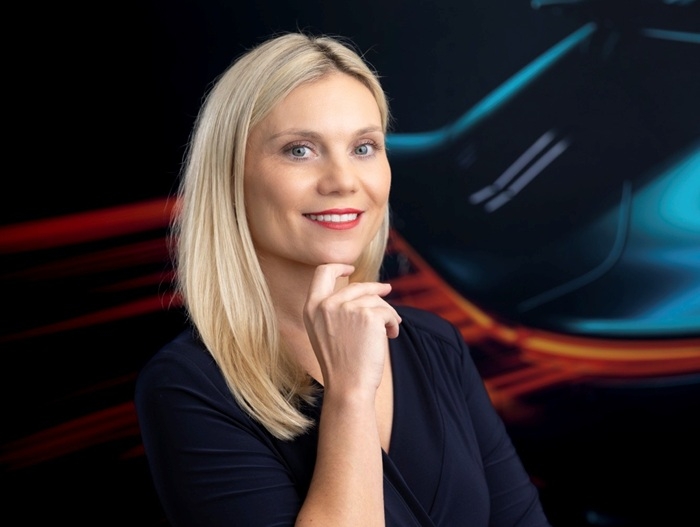 /media/o53nryd0/katerina-trnkova_aston-martin